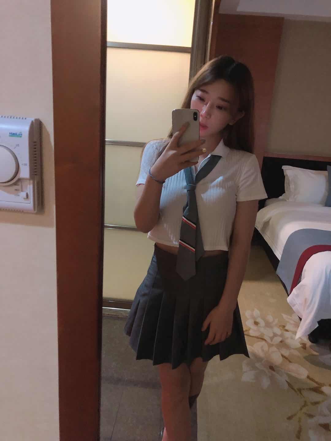 2020年11月1服务周到的性感新人娜娜 第1张