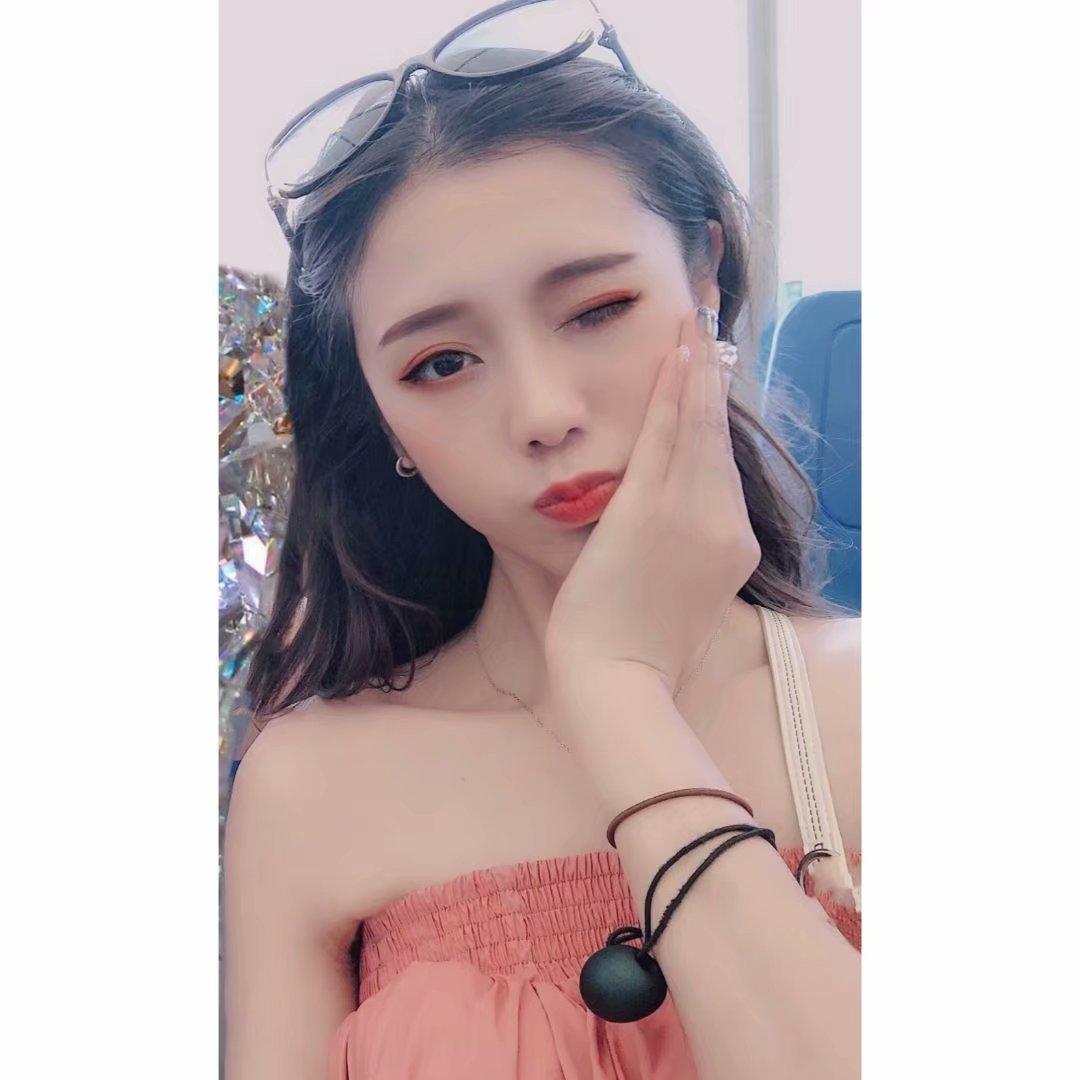 可乐，曼妙的身材，诱惑的眼神 第2张